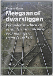Meegaan of dwarsliggen - P. de Roode (ISBN 9789055944606)