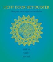 Licht door het duister - Thich Nhat Hanh (ISBN 9789025904722)