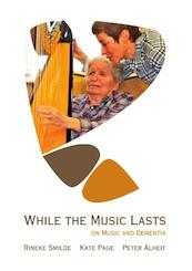 While the music lasts - Rineke Smilde, Kate Page, Peter Alheit (ISBN 9789059728462)