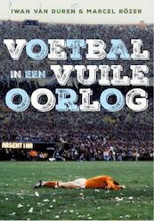 Voetbal in een vuile oorlog - Iwan van Duren, Marcel Rözer (ISBN 9789067973052)