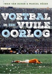 Voetbal in een vuile oorlog - Iwan van Duren, Marcel Rözer (ISBN 9789067971126)