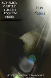 Schemerwereld tussen hoop en vrees - Hub Pieters (ISBN 9789402174984)