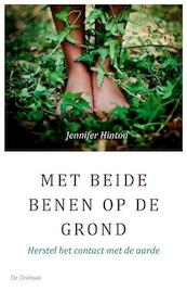 Met beide benen op de grond - Jennifer Hinton (ISBN 9789060307359)