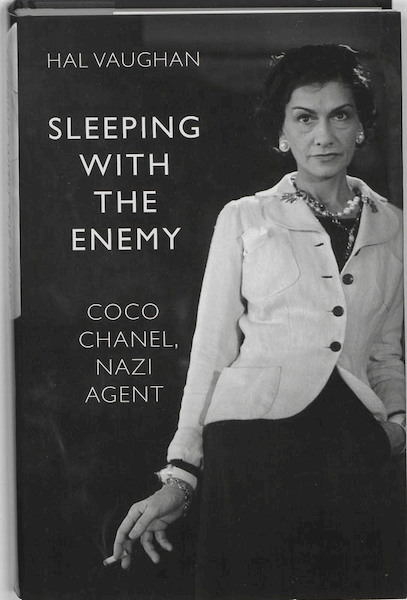 Sleeping with the Enemy: Coco Chanel, Nazi Agent - Hal Vaughan (ISBN 9780701185008)
