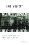 Met witte bussen naar de vrijheid (e-Book) - Arie Wolfert (ISBN 9789464244175)