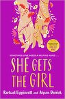 She Gets the Girl - Rachael Lippincott, Alyson Derrick (ISBN 9781398502635)